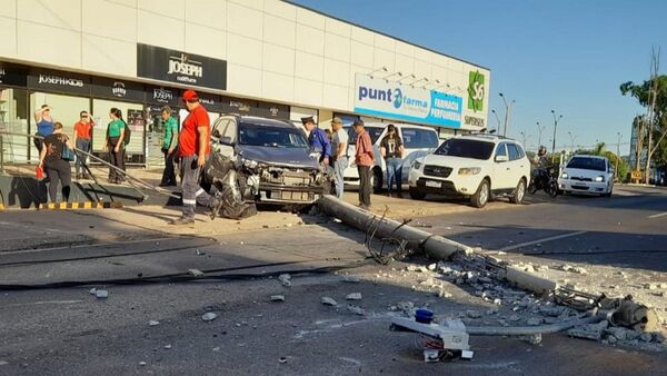 Alcoholizada atropella a peatón y tumba columna en Encarnación