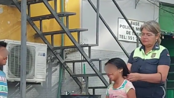 Inspectora de tránsito le hizo trenza a una nena y enterneció al rollo