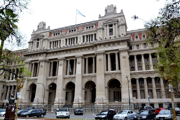 El Gobierno argentino acatará fallo de la Corte Suprema sobre fondos a la ciudad Autónoma de Buenos Aires - Revista PLUS