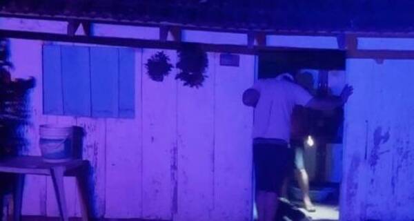 Matan a un hombre en la puerta de su casa y frente a su esposa
