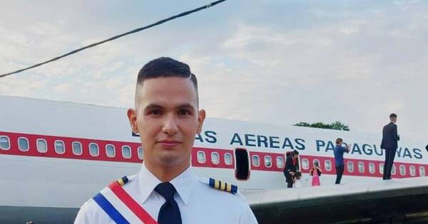 La Nación / Se graduó de piloto con honores mientras se desempeñaba como delivery y agente del Grupo Lince