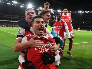 Arsenal remonta ante el West Ham y sigue como indiscutible líder