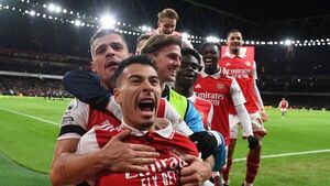Arsenal gana y se afianza en la cima