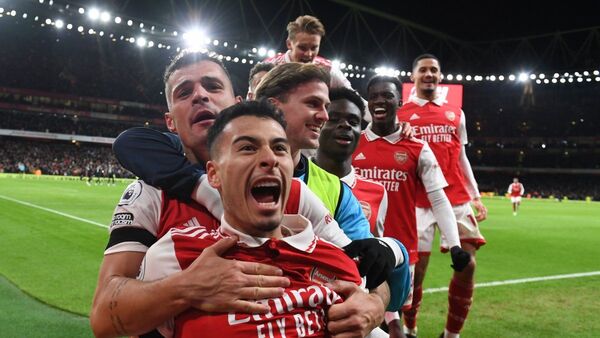 Arsenal gana y se afianza en la cima