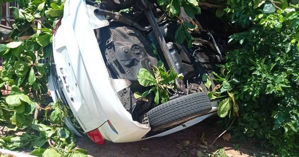 La Nación / Volcaron tras asaltar surtidor y abandonaron el vehículo en Villa Elisa