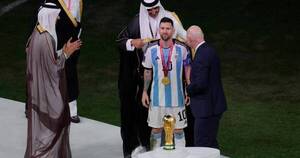 La Nación / Ofrecen US$ 1 millón por túnica que utilizó Lionel Messi para levantar la Copa del Mundo