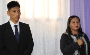 Egresan dos licenciados indígenas en la UNE