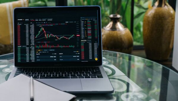 Bolsa de valores cerraría el 2022 sin llegar a meta de crecimiento anual (destaca última participación de sector inmobiliario)