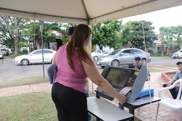 Diez intendentes desatienden sus funciones y siguen en proselitismo - Política - ABC Color