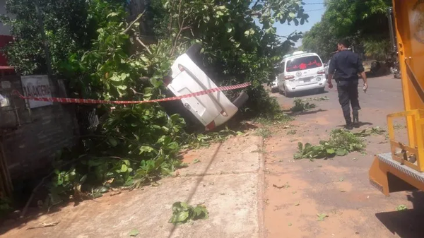 Delincuentes vuelcan en su huida tras asaltar una estación de servicios - Noticiero Paraguay