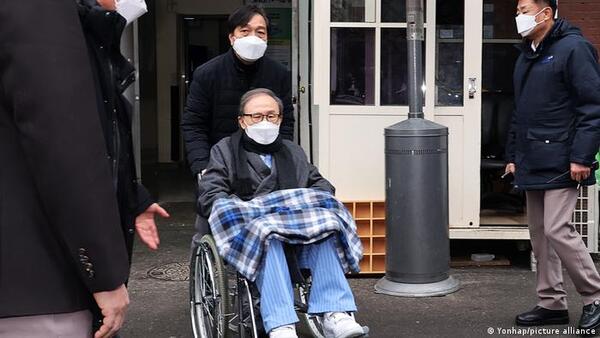 Corea del Sur indulta a expresidente Lee condenado por corrupción