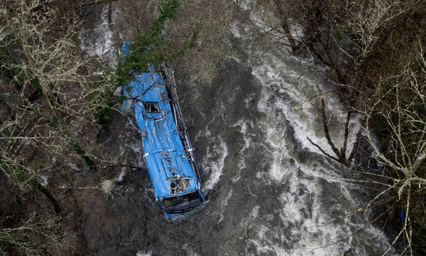España: Micro cayó a más de 40 metros sobre un río y murieron 6 personas - OviedoPress