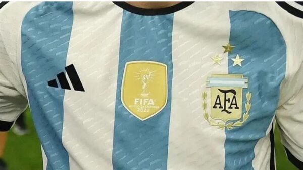 ¡Euforia en Argentina! Agotaron la venta de camisetas con las 3 estrellas