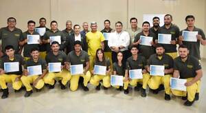 Electricistas de Mantenimiento de Líneas Vivas de Distribución reciben certificaciones
