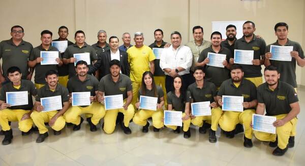 Electricistas de Mantenimiento de Líneas Vivas de Distribución reciben certificaciones