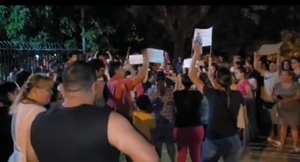 Diario HOY | Vecinos de Luque, hartos por la falta de agua, salieron a manifestarse contra aguatería