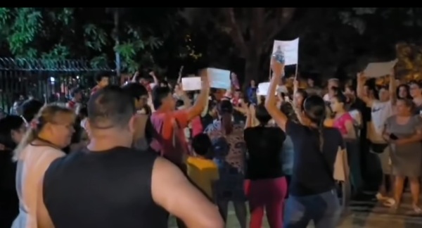 Diario HOY | Vecinos de Luque, hartos por la falta de agua, salieron a manifestarse contra aguatería