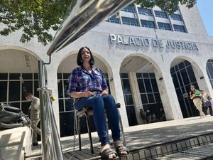 Una madre se encadena para exigir resolución de la Corte - Judiciales.net