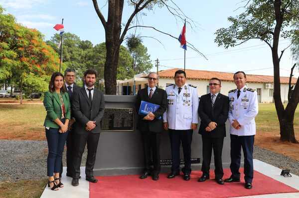 Mitic entrega diagramación del libro por el centenario de Fuerza Aérea Paraguaya - .::Agencia IP::.
