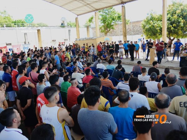 Voluntarios asisten a privados de libertad mediante el programa Libre Tras las Rejas, a fin de pasar las fiestas de fin de año