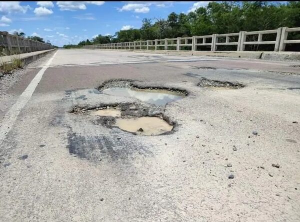 La “nueva” y costosa ruta Concepción-Vallemí se llenó de baches - Economía - ABC Color