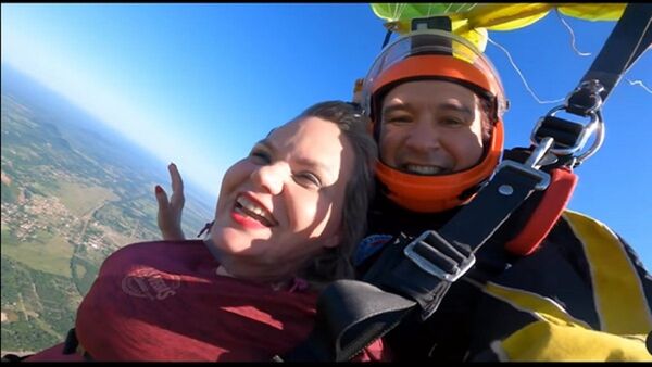 La senadora Lilian Samaniego se lanzó en paracaídas de un avión