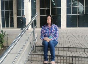 Mamá de Belén Whittingslow se encadena frente al Poder Judicial pidiendo acción a la Justicia