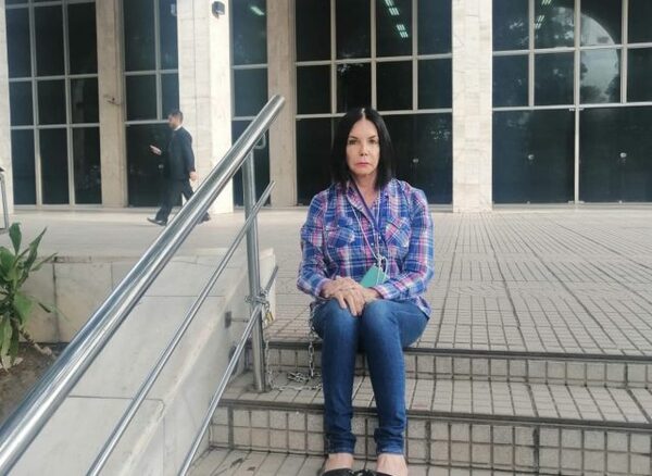 Mamá de Belén Whittingslow se encadena frente al Poder Judicial pidiendo acción a la Justicia