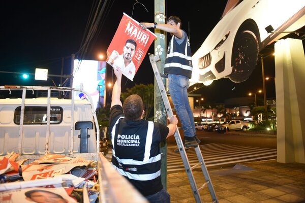 Diario HOY | Basura electoral tras las internas: retiran 1.200 columneros por día en Asunción