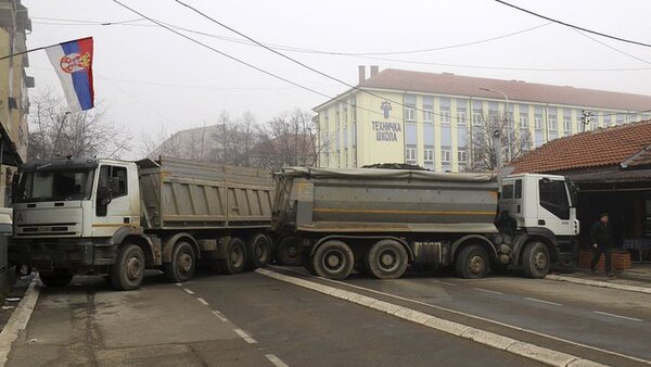 Nuevas barricadas en Kosovo aumentan la tensión