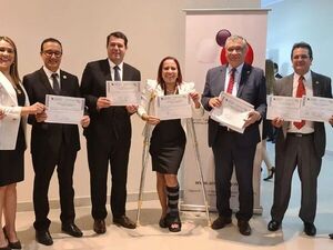 Reciben acreditaciones de carreras de la UNE - Noticde.com