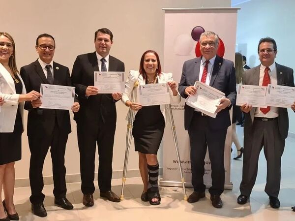 Reciben acreditaciones de carreras de la UNE - Noticde.com
