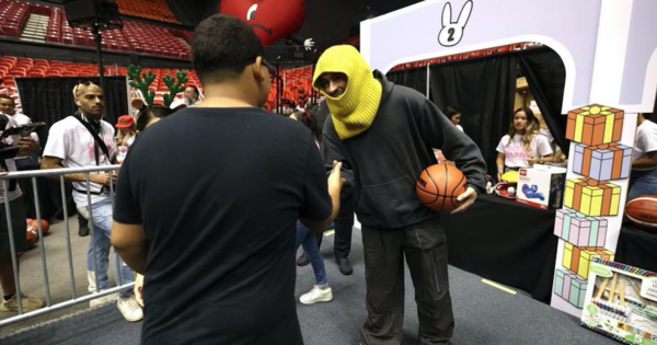 Diario HOY | Bad Bunny reparte en Puerto Rico 25.000 regalos de arte, música y deporte