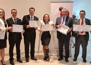 UNE acreditó 8 carreras de grado y 1 postgrado