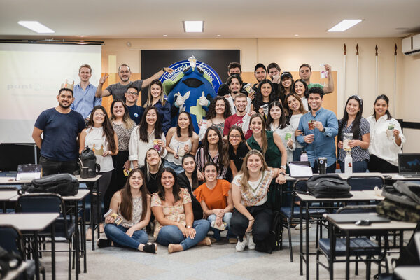 Alumnos de la carrera de marketing de la Universidad Católica de Asunción defienden proyectos sobre investigación de mercados - Revista PLUS