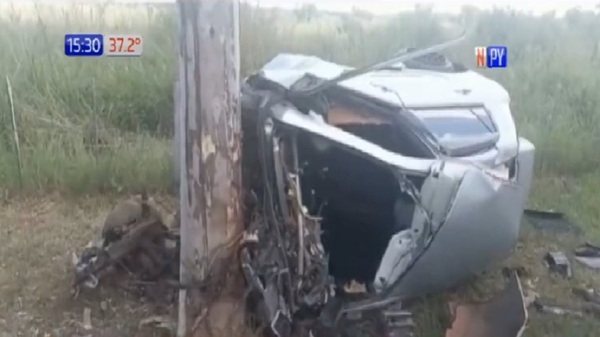 Santa Elena: Automóvil quedó destrozado tras impactar contra un eucalipto - Noticias Paraguay