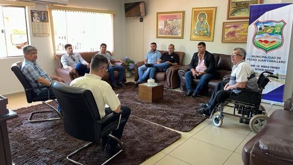Integrantes de la FFSA fueron recibidos por el intendente Acevedo quien se comprometió a ayudar a la Selección de amambay