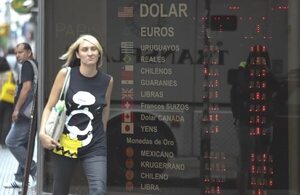 El dólar da otro salto en mercado informal de Argentina y bate nuevo récord - Mundo - ABC Color