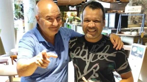 ¿Qué hacen juntos Larry De Clay y Gustavo Cabaña juntos?
