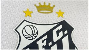 Santos presenta nuevo escudo en homenaje a su "rey" Pelé