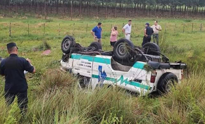 Vuelco de ambulancia en Caazapá deja un bebé fallecido y tres heridos - Noticiero Paraguay