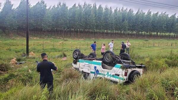 CAAZAPÁ: BEBÉ MUERE TRAS VUELCO DE AMBULANCIA - Itapúa Noticias