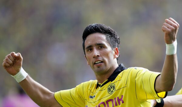 Trinidense rompe el mercado de pases con la llegada de Lucas Barrios
