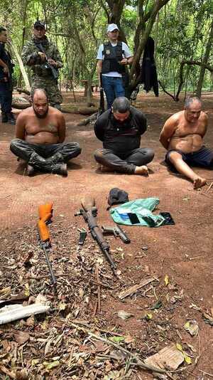 Detienen a brasileños con armas largas a orillas del río Paraná - trece