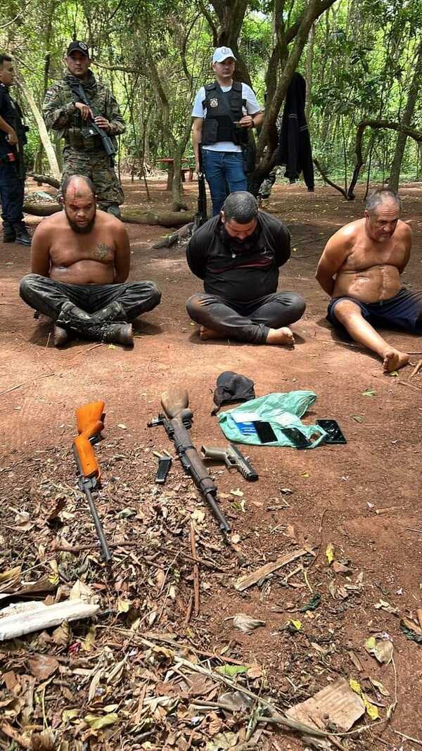 Detienen a brasileños con armas largas a orillas del río Paraná - trece