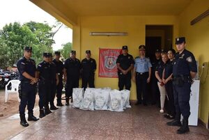 Policías reciben obsequios navideños - Nacionales - ABC Color