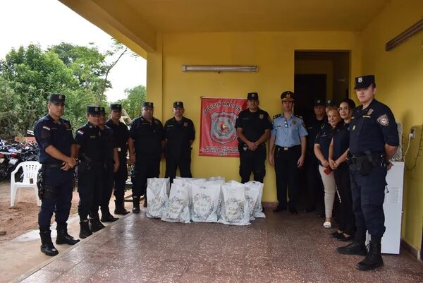 Policías reciben obsequios navideños - Nacionales - ABC Color