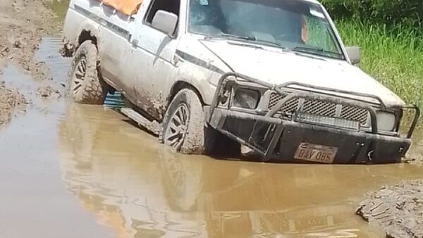 Penurias por camino intransitable para llegar a Bahía Negra