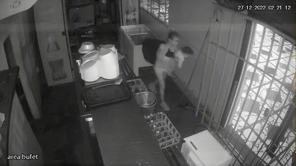 Mujer es aprehendida por aparentemente robar un comercial - Policiales - ABC Color