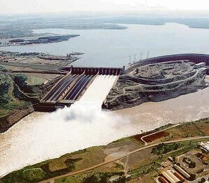 Itaipú generá este año 4% más de energía eléctrica, pero con desmebalse - Economía - ABC Color
